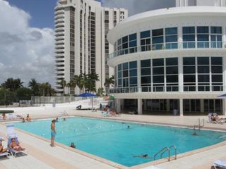 hotel Soleil Apartments at Castle Beach Club Miami 04